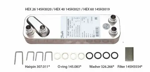 Wärmeübertrager von Danfoss mit Zubehörteilen wie O-Ringen, Filtern und Schrauben, angeordnet unter dem Hauptgerät im Bild.